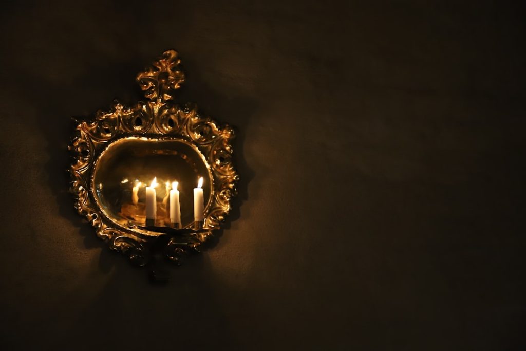 Photo vintage brass picture light